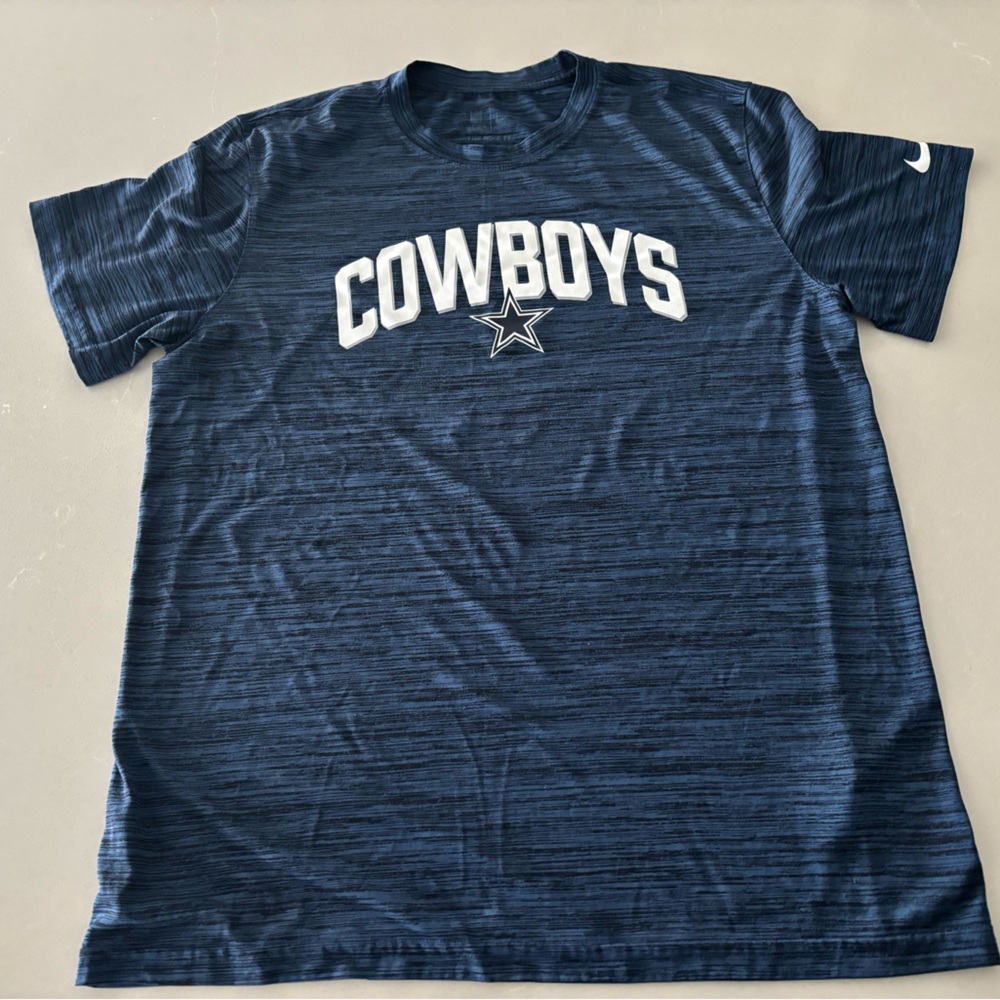Men’s size large dri fit Cowboys shirt